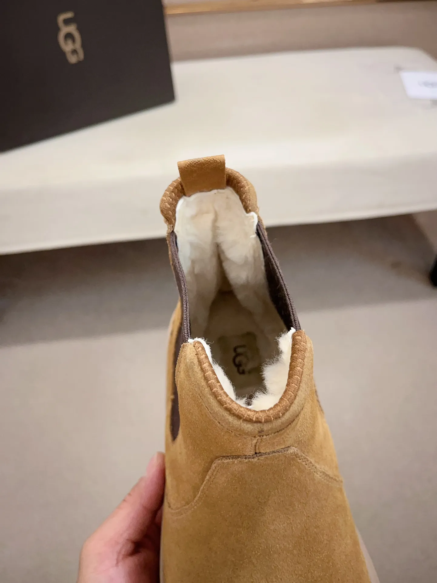 Men's shoes💰: 600💰(high-end goods) UGG❄️❄️Latest model 1:1⃣️quality, fabric: high-end quality first-layer cowhide imported from Europe. Lining: wool lining, sole: pure imported rubber foam outsole. ❤️High-end goods, fine workmanship, trendy and fashionable. The fit is very classy. If you know the goods, you will definitely not be able to refuse😍😍Code number: 41-45. Can be customized 46.47.